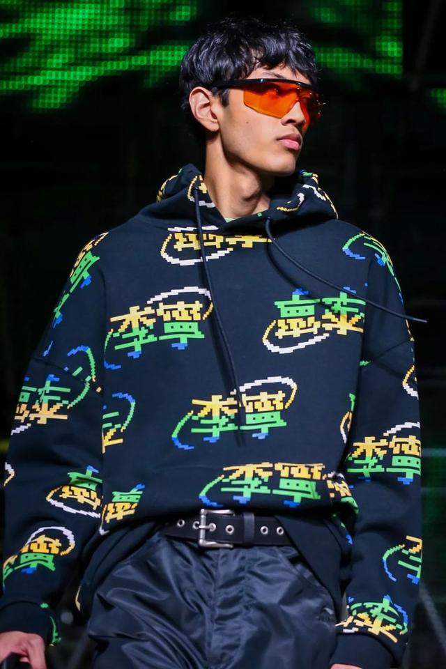 李宁新一季巴黎男装秀请来成龙穿潮服t台走秀功夫系列再次点燃国潮