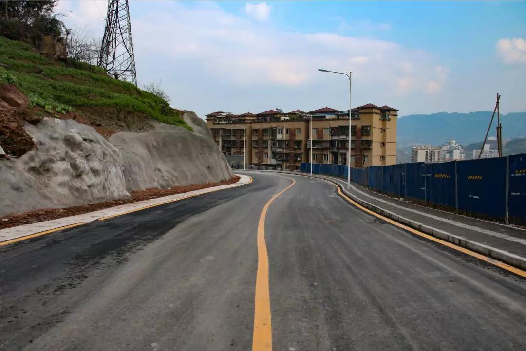西起塔石路,沿环凤路接陵园路,穿过跶娃山隧道,经达二中北侧,凤凰池黄