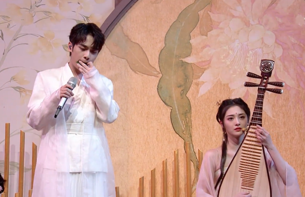 原创周洁琼琵琶弹唱,徐均朔树叶吹奏,两人同框,像古画中的才子佳人