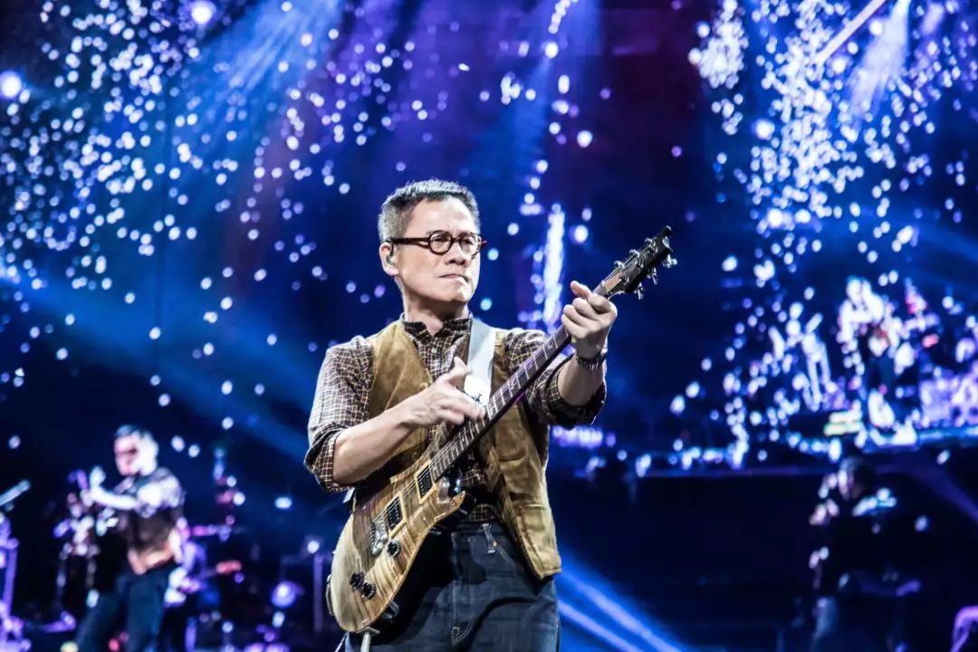 数年过后,罗大佑终于在香港开了自己的演唱会,原定的演唱会嘉宾黄沾却