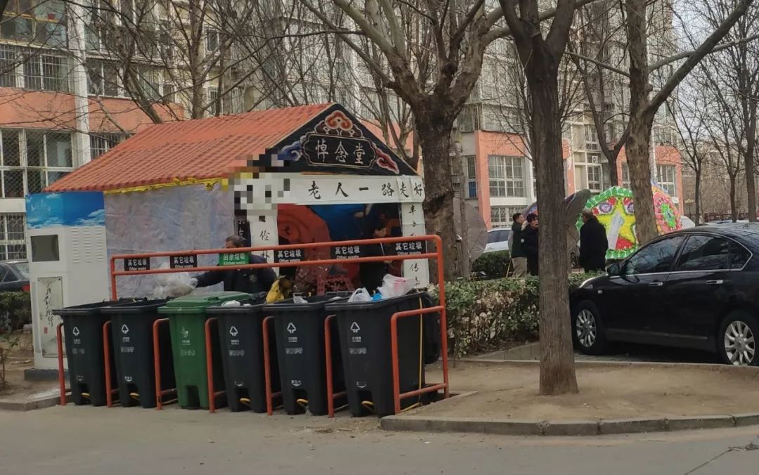 港馨西区一业主,竟将灵堂设在小区内