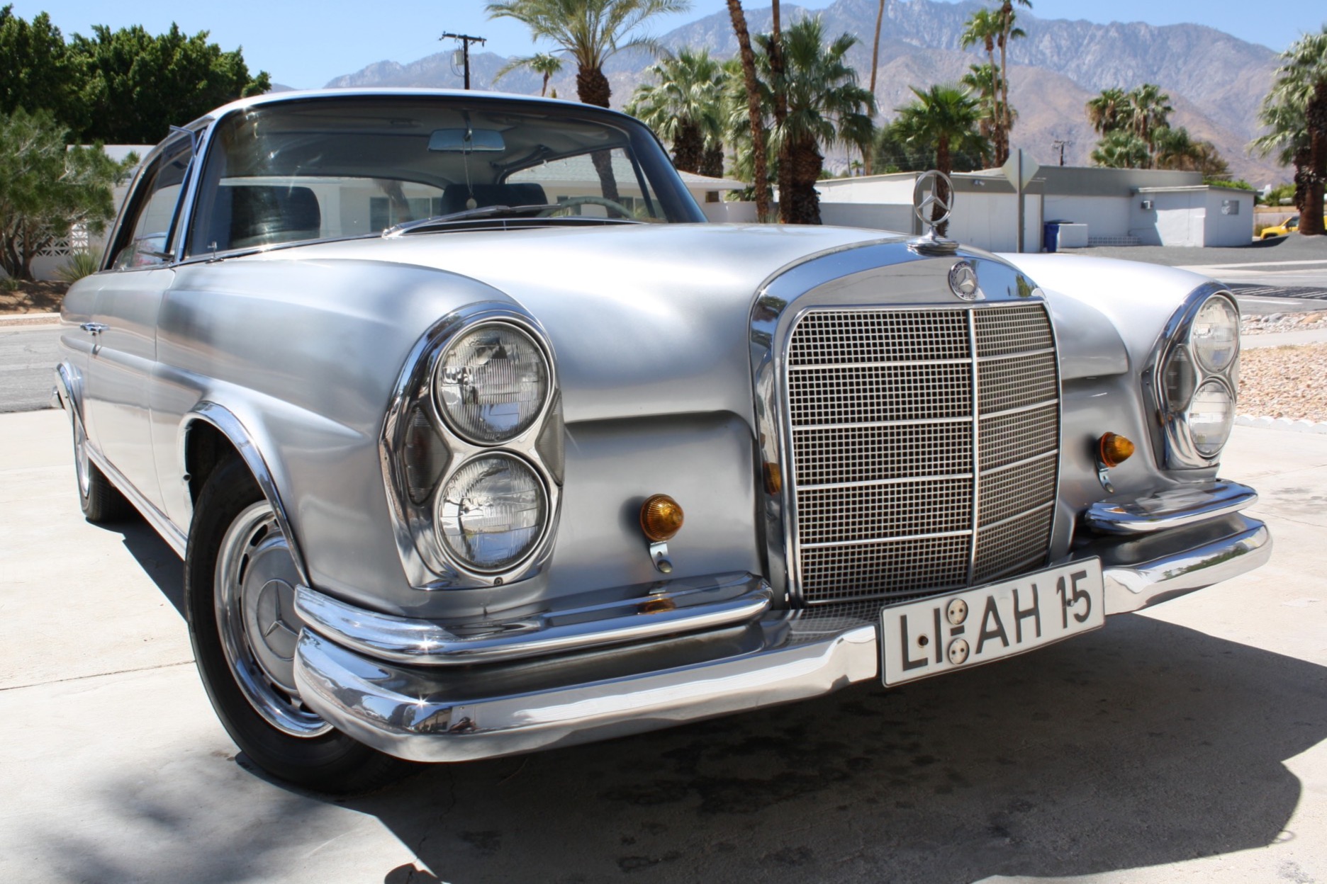 1967款奔驰250se coupe,配2.5升m129六缸引擎