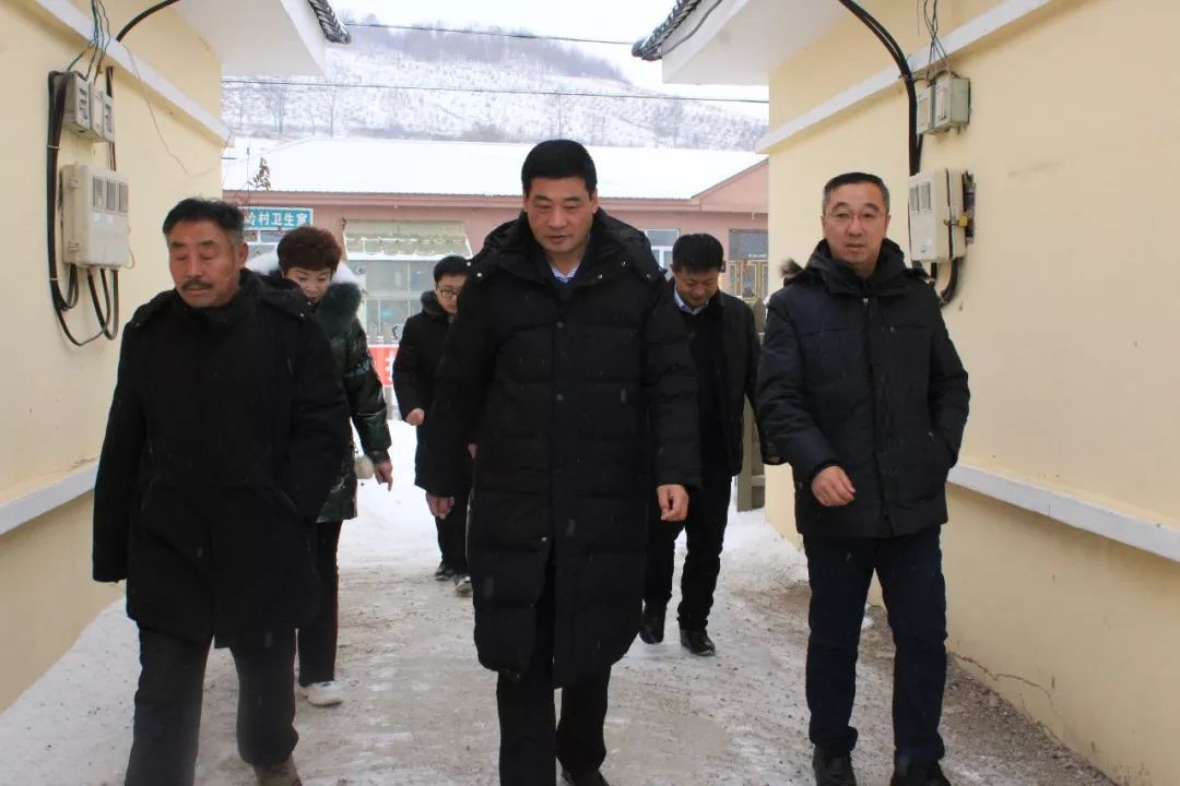 在庙岭村,于国祥与困难群众亲切交谈,详细询问每户家