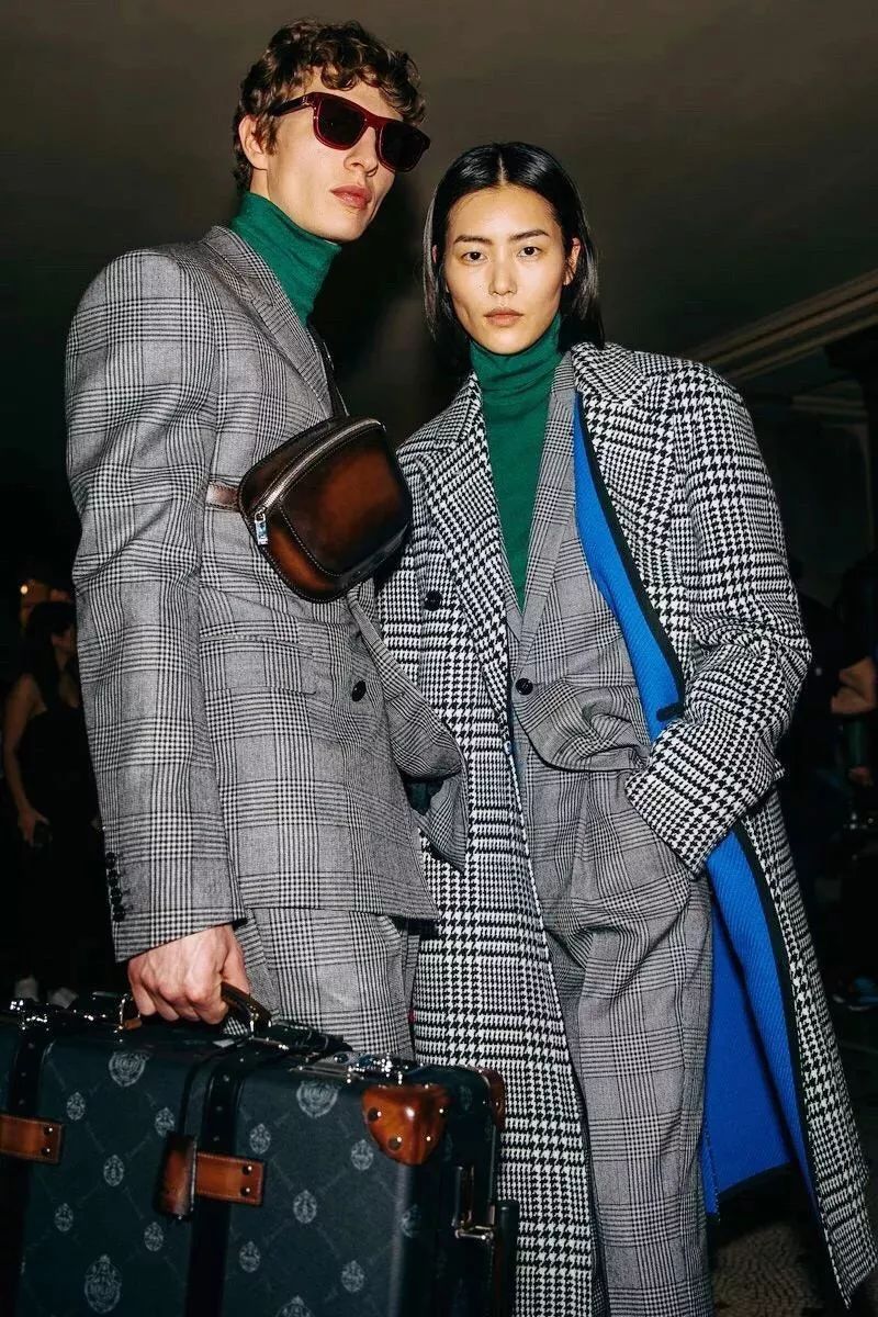 超模刘雯贝拉现身男装秀,女人帅起来真没男人什么事了