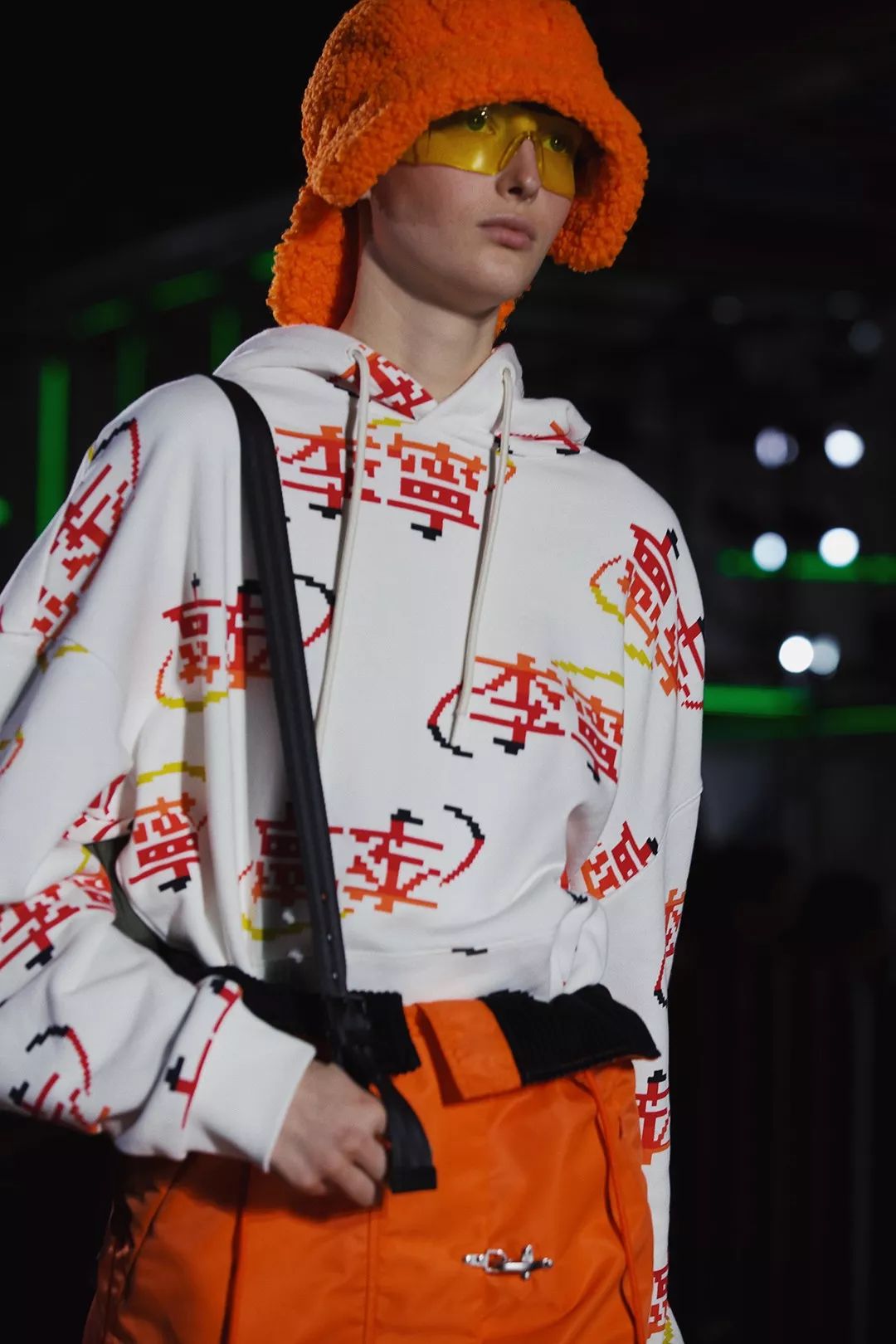 巴黎时装周:li-ning 20秋冬大秀有成龙你敢信?_李宁