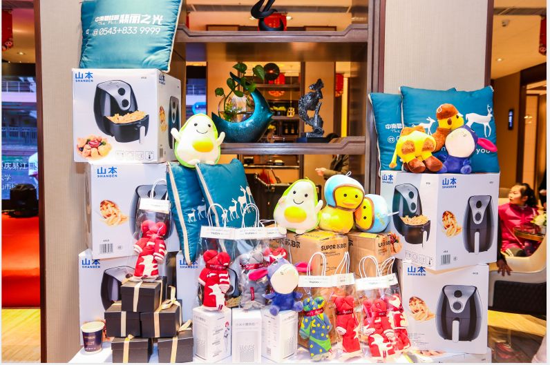 堆头丰厚的礼品三等奖小米智能音箱获得者表演奇幻魔术大唐网红不倒翁