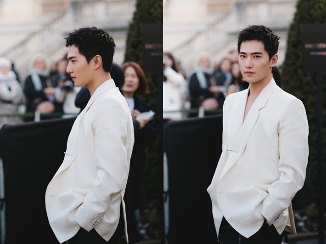 原创杨洋穿白西装亮相巴黎时装周颜值太高外国摄影小哥眼神都亮了