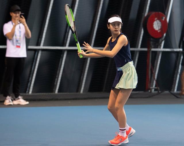 田亮女孩长大了,11岁穿网球服挥洒身姿,秀出"华丽的"三角肌