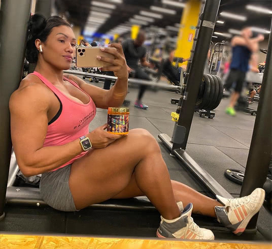 67巴西肌肉女双腿力量十足让男人自叹不如