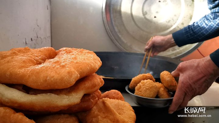 【新春走基层】康保县南乔家营:新房里的油饼滋滋响 乡亲们的眼里有了