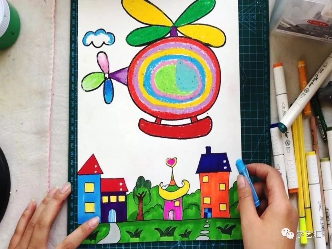 第一步:用铅笔画出飞机线稿和房子的线稿.彩虹飞机一