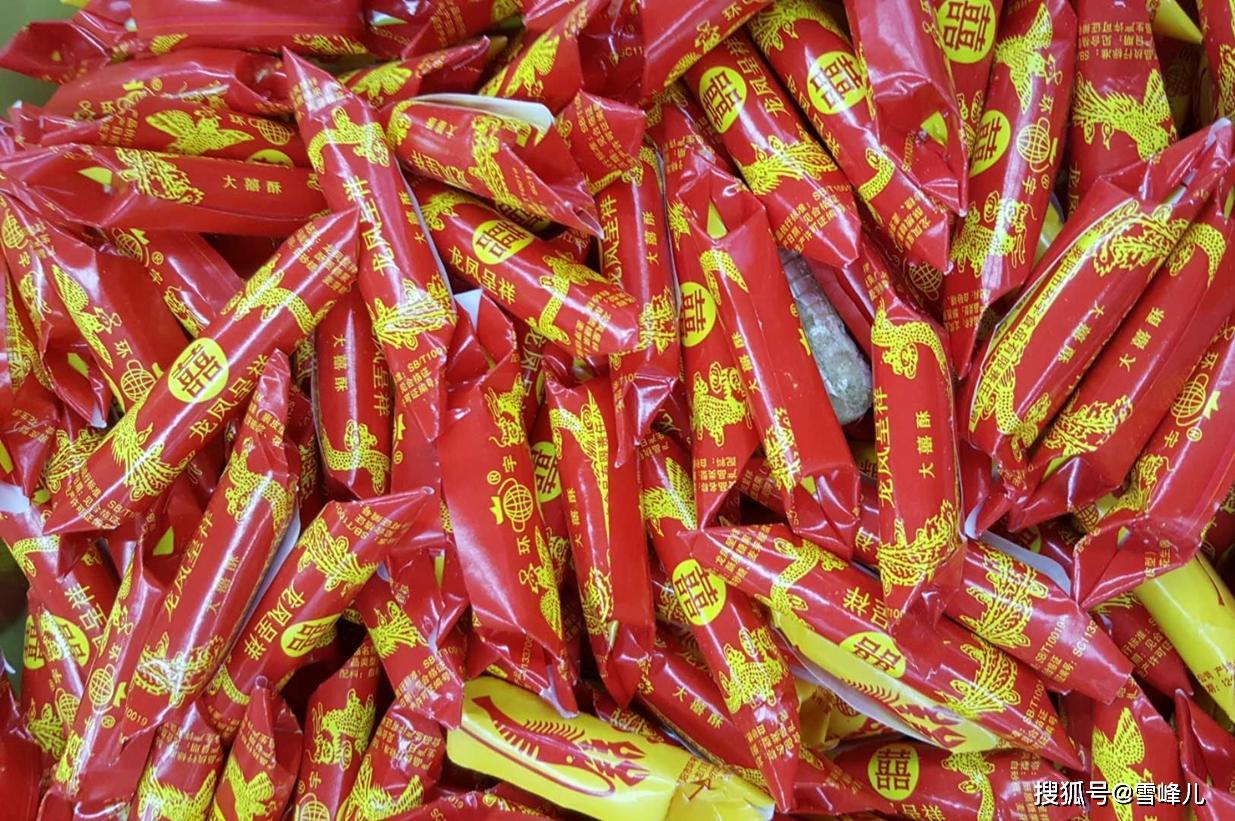 大虾酥是我最喜欢的一款糖,又香又酥,从上世纪六十年代就有这个糖果了
