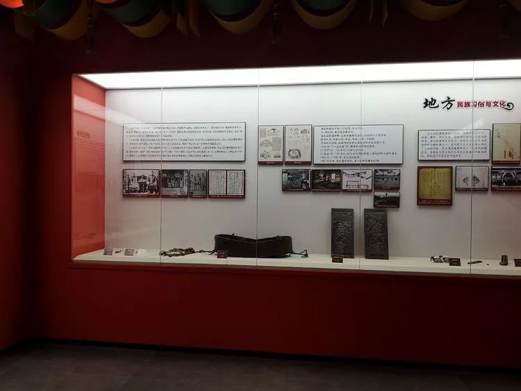 欢迎来到龙江县博物馆! 龙江县博物馆展示面积近2000平方米,地上三层.