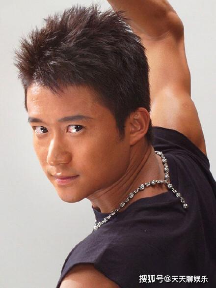 吴京年轻时竟长这般,面容俊秀,不折不扣的小鲜肉