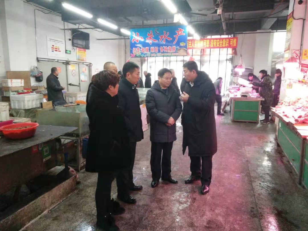 在抚松县农贸市场,王恩政重点检查了企业消火栓,消防监控室和微型消防