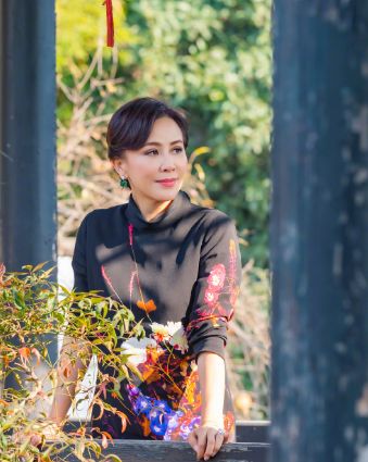 54岁刘嘉玲穿旗袍风韵犹存扎丸子头如少女妆容精致状态好