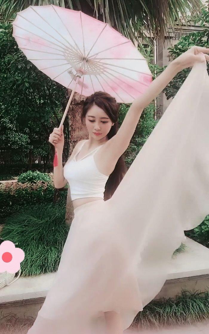 穿裙子秀一字马小姐姐早有防备