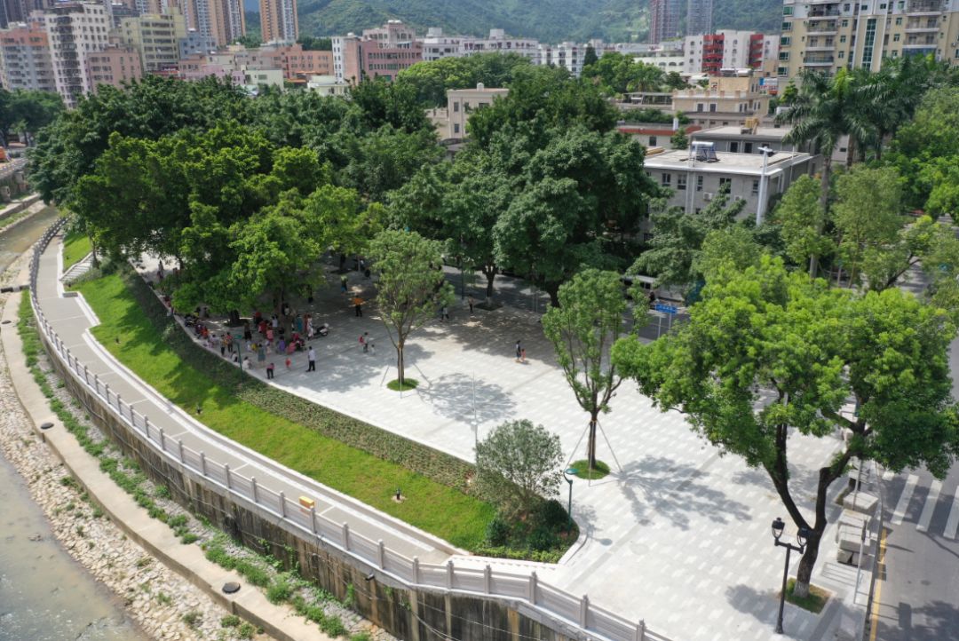 广场环河步道静闻潺潺水声小桥之上感受闲情逸致真是一河碧水缓流