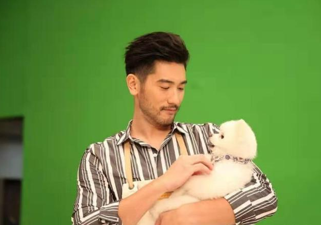 好友晒高以翔童年照,和二哥站一起傻傻分不清,却被挑眉动作出卖