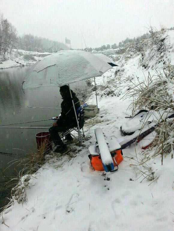 原创下雪天阻挡不了钓鱼人的脚步,为钓鱼人的精神点赞