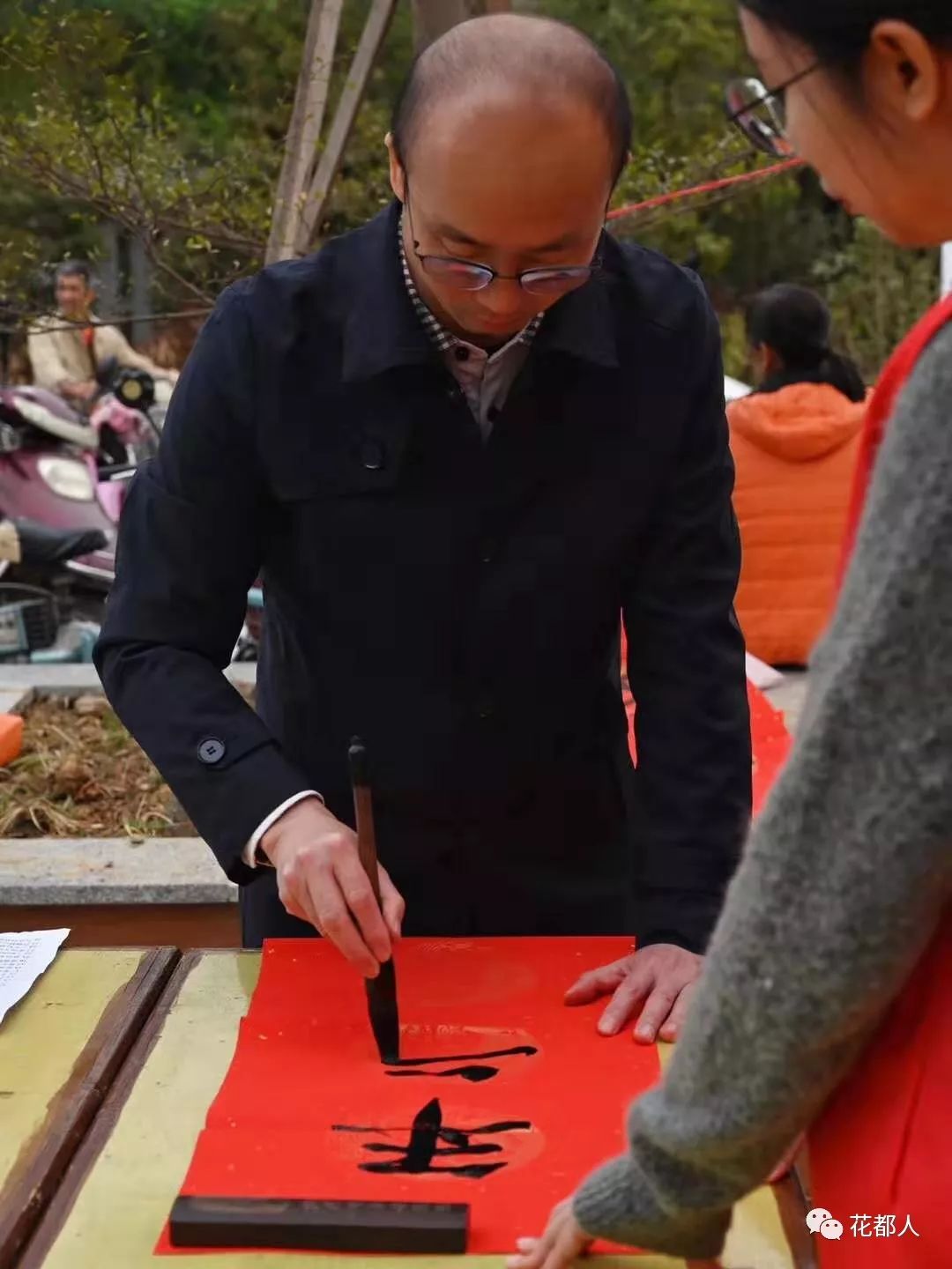 【动态】本土书法家到鸭一村现场挥豪送春联,深受村民欢迎_罗乃坚