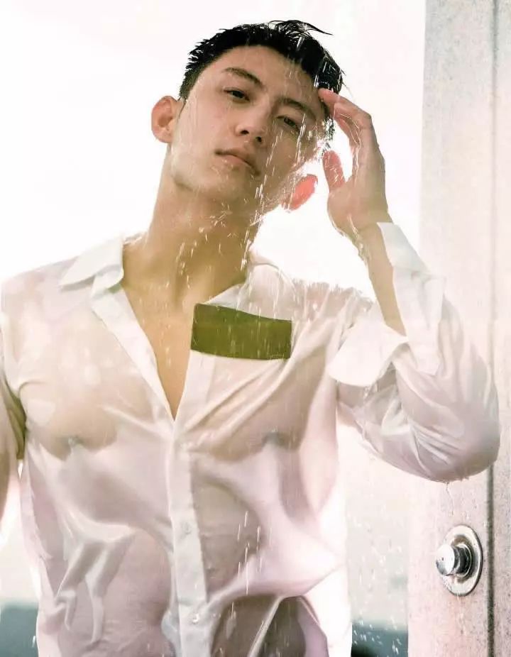 衬衫男湿透身视频疯传