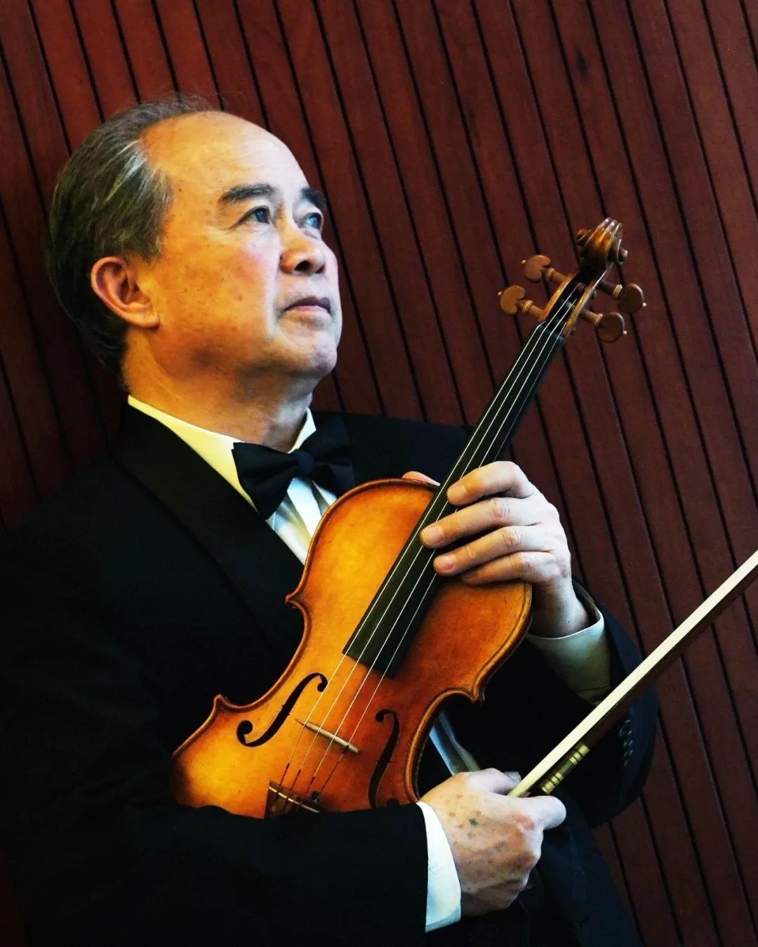 1950年开始学习小提琴,师从我国著名小提琴大师马思聪先生十四年