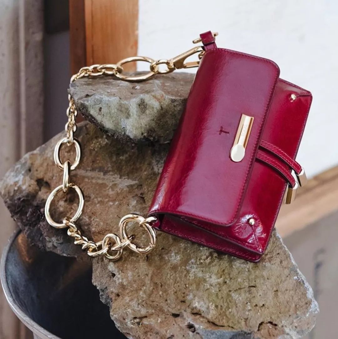 粗链条包是2020年的流行趋势之一,喜欢简约风格的也可以试试tods的这