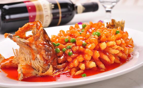 松鼠桂鱼一开始是用鲤鱼制作,后来改成了鳜鱼.