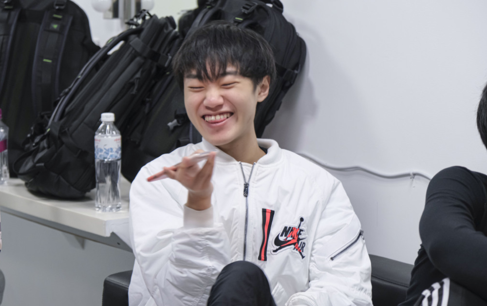 游戏节奏,不只控住全部小龙,还让小学弟scout皎月率先拿到核心装备