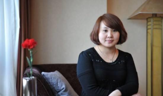 王小利前妻温美玲离婚后开了个二人转培训学校成为了小富婆