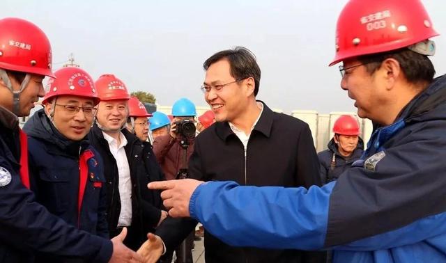 市领导走访慰问常泰长江大桥建设者