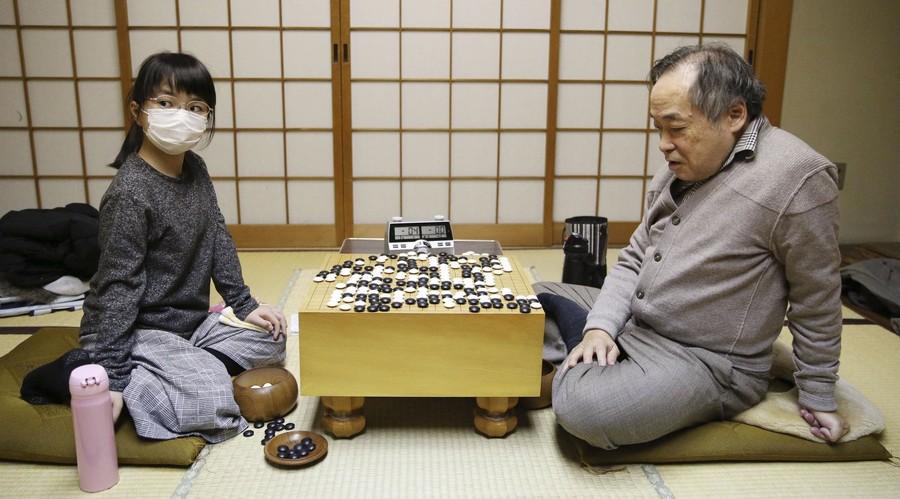 日本10岁围棋天才少女与父亲公开对弈战成平局