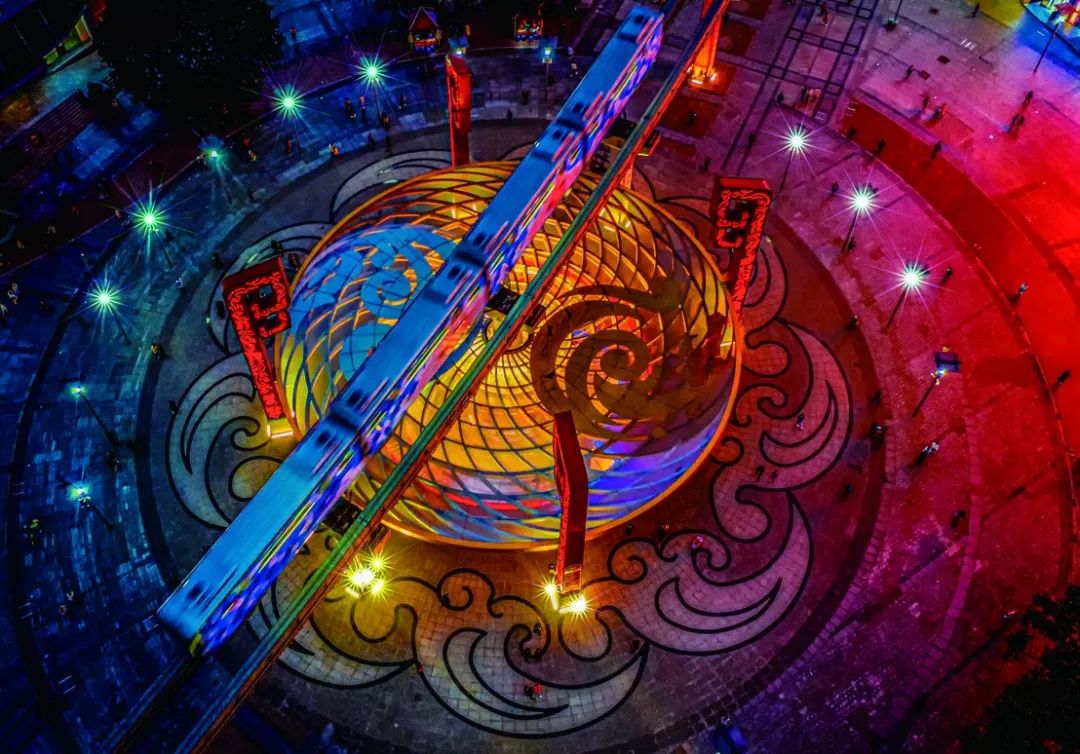 从修建开始,九龙门就一直备受关注,建成亮相后更是受到了人们的追捧