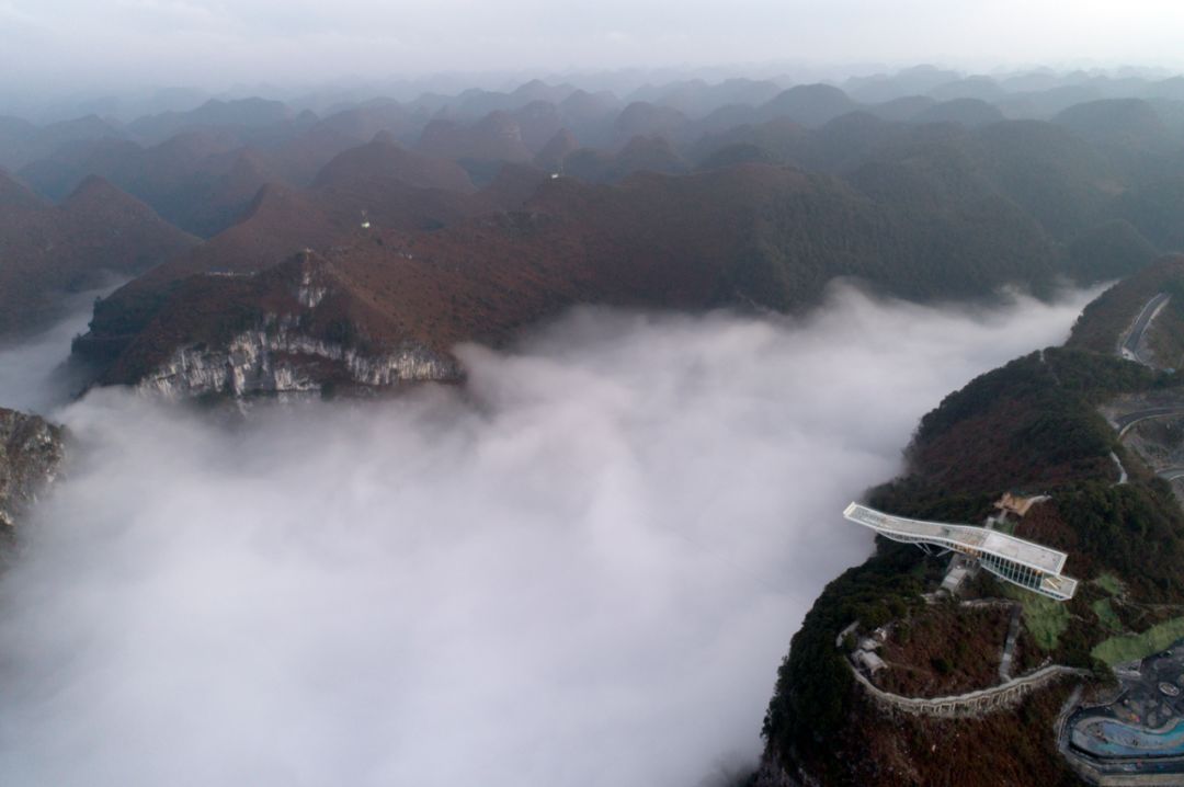 乐业大石围天坑群公园云海天舟实拍第一批游客已去体验