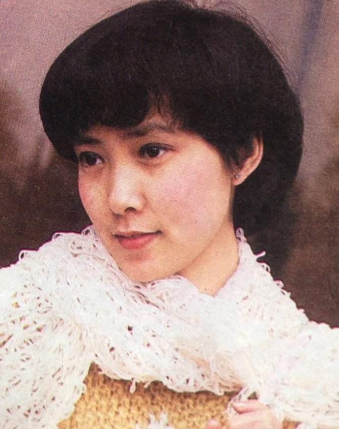 沈丹萍,是第一个嫁给外国人的中国影星,59岁仍美得非凡脱俗