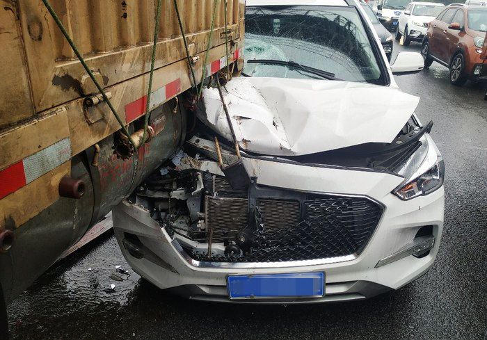 高速惊魂追尾大货车哈弗m6护我全家