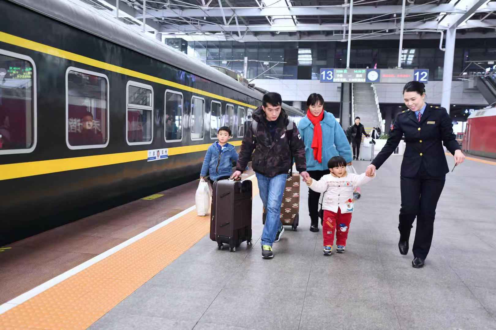 浙江宁波火车站:让旅客把温暖与行囊带回家