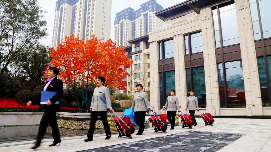 哪个房地产能做成这样?带着员工去业主家干这个!