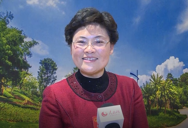 江苏省南通市崇川区区长钱锁梅向人民网网友拜年