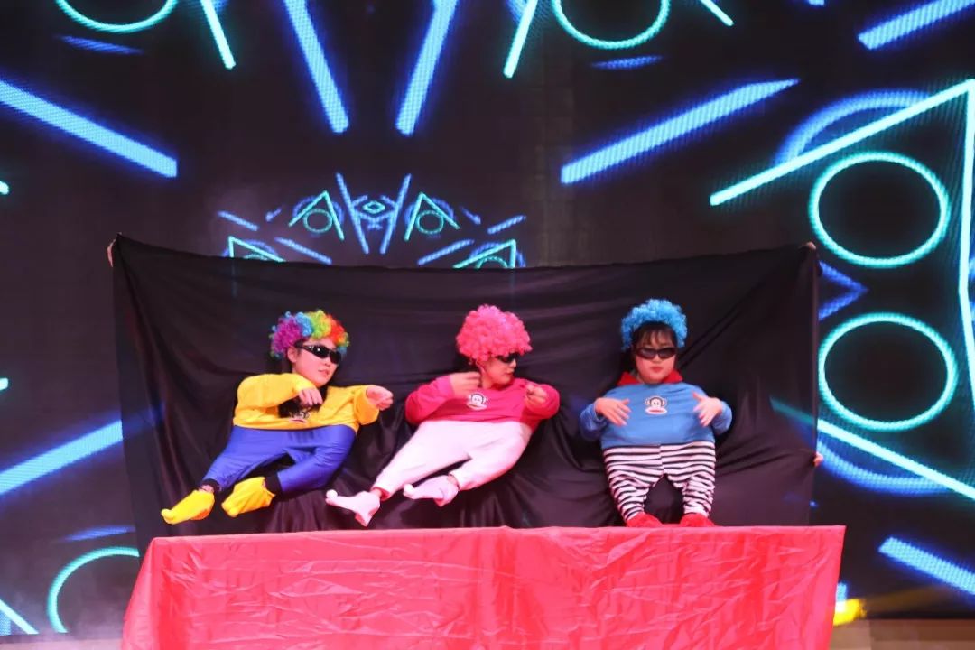 山东朗诗网络科技有限公司为大家带来可爱逗趣《小人舞》,配合默契