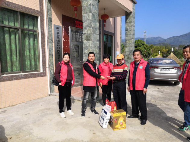 据了解,此次活动由汕尾市慈善企业家,张氏宗亲会会长张鸿镇先生带头