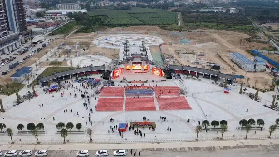 迎新年超有料新启用的博罗龙溪文化广场吸引了近三千人