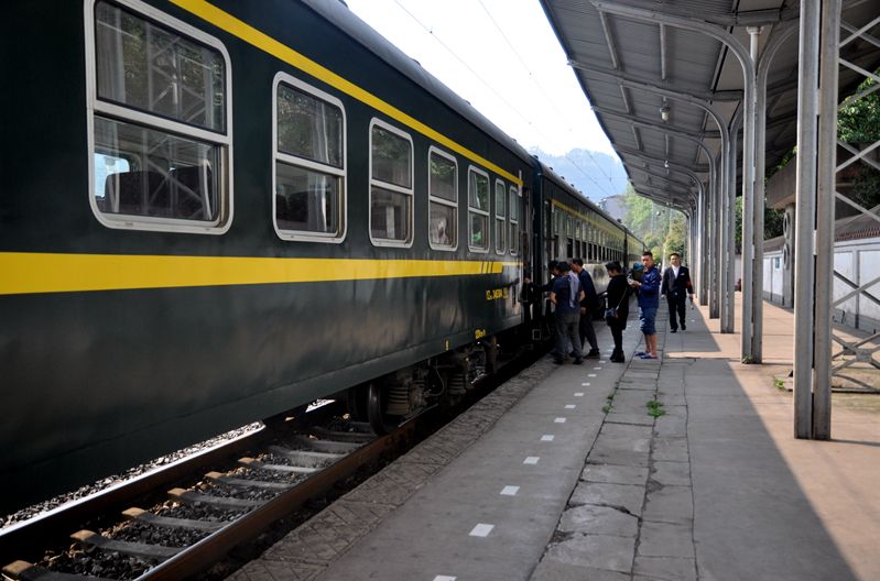 赶水火车站一群旅客正在上车(资料图)张学成 摄这趟列车是川渝线