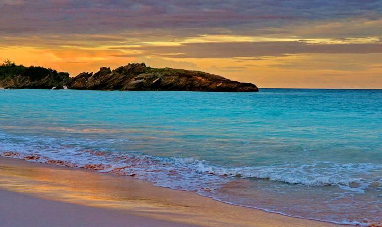 百慕大三角地处北大西洋,靠近美国南部海岸,旅游业是其支柱产业,为了