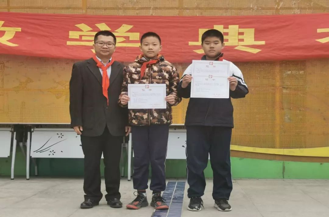 林道英为在广州市航模比赛中分别获得二等奖和三等奖的李瑜卓和李宇轩