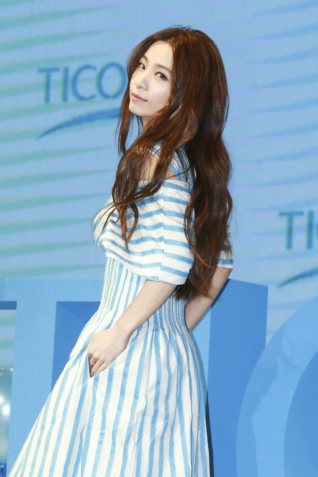 hebe新造型看着老10岁睫毛夸张脸色苍白不够私服造型一半美