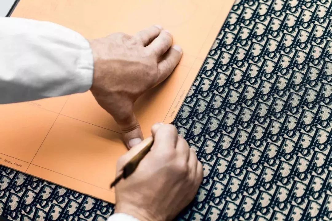 为什么老花越看越顺眼它们背后的故事才上头