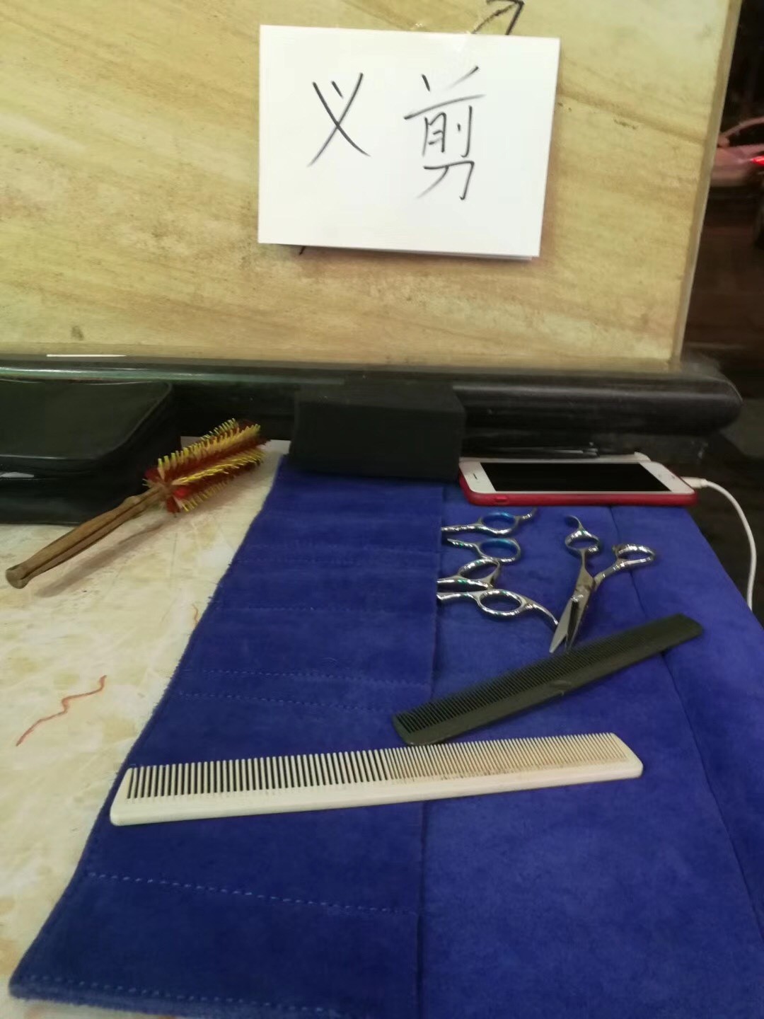 剪刀牙剪梳子推剪谭自洲有几大样剪发工具都是部队的老班长留给