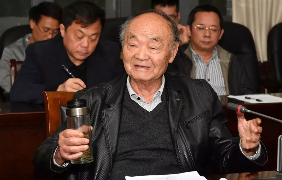 工作中的马克俭院士是87岁高龄仍奋斗在科研第一线,心心念念想为贵州